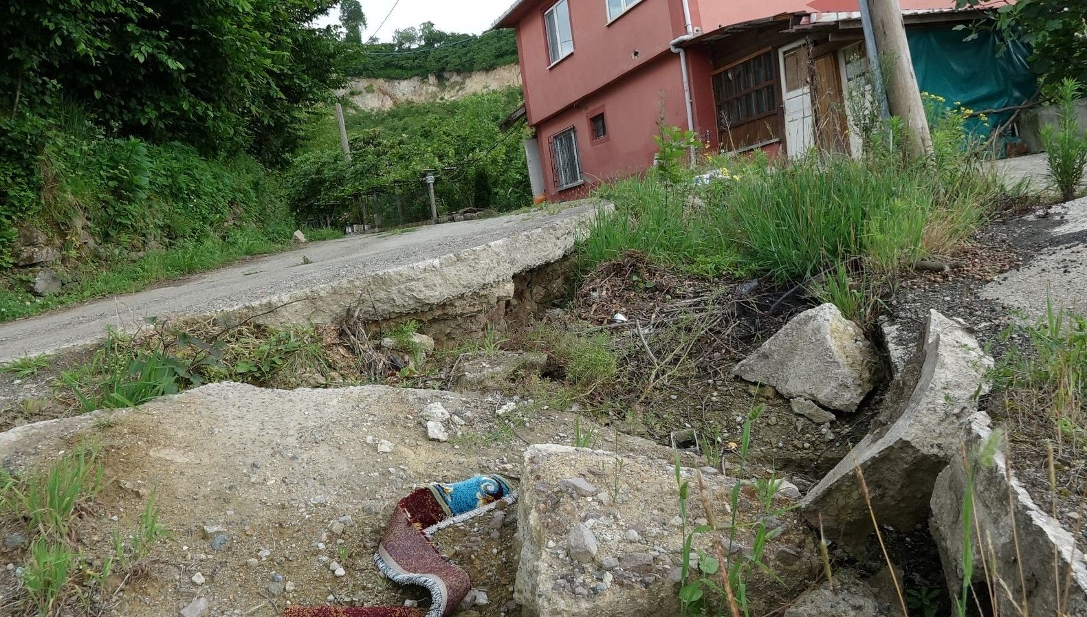 Afet bölgesi ilan edilen Trabzon’un bir mahallesi kayıyor